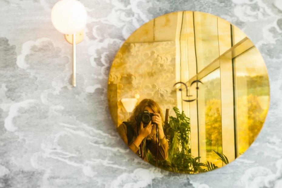 Reflet dans un objet brillant doré de Marie Soehnlen derrière son appareil photo