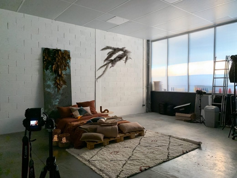 Mise en scène d'une chambre dans un studio de shooting