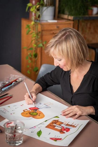 Femme dessinant avec des crayons de couleur
