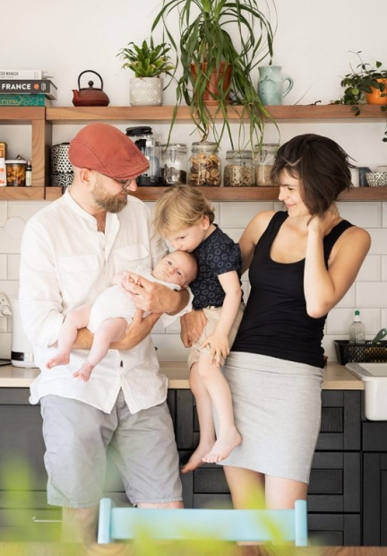 Portrait d'une famille heureuse dans une cuisine